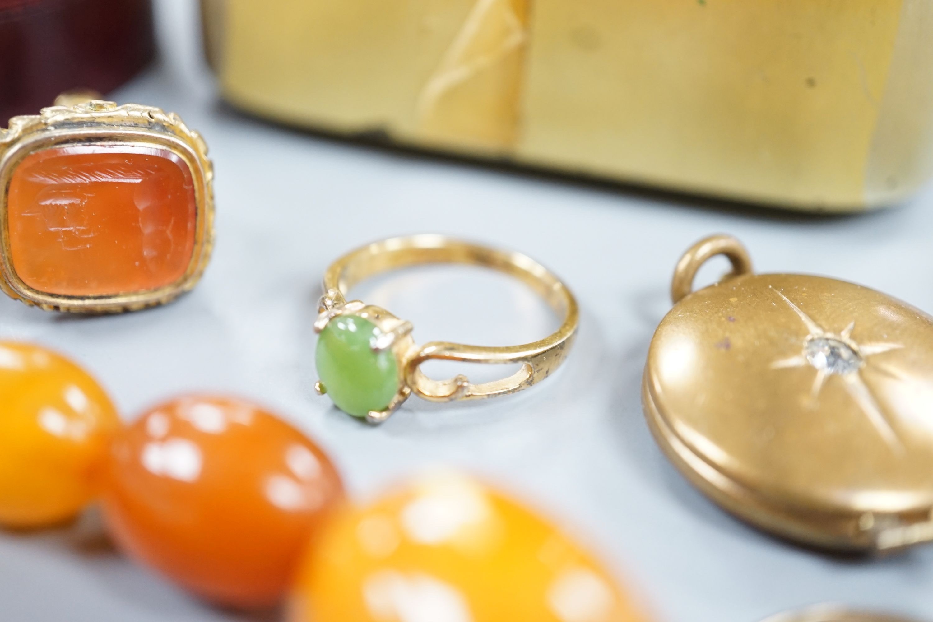 Mixed jewellery including an amber necklace, gross 34 grams, loose gemstones, a 9ct and simulated diamond ring and other minor jewellery.